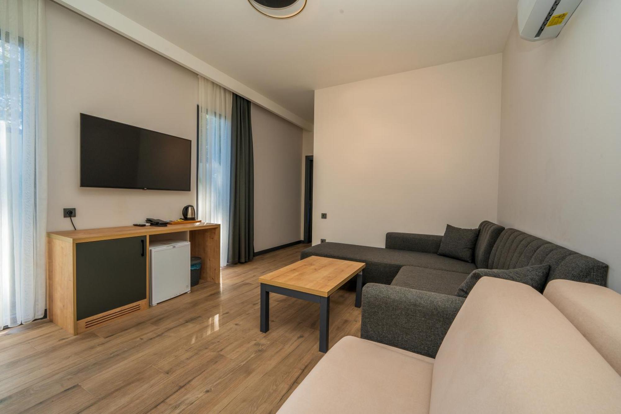 PALM SUITES