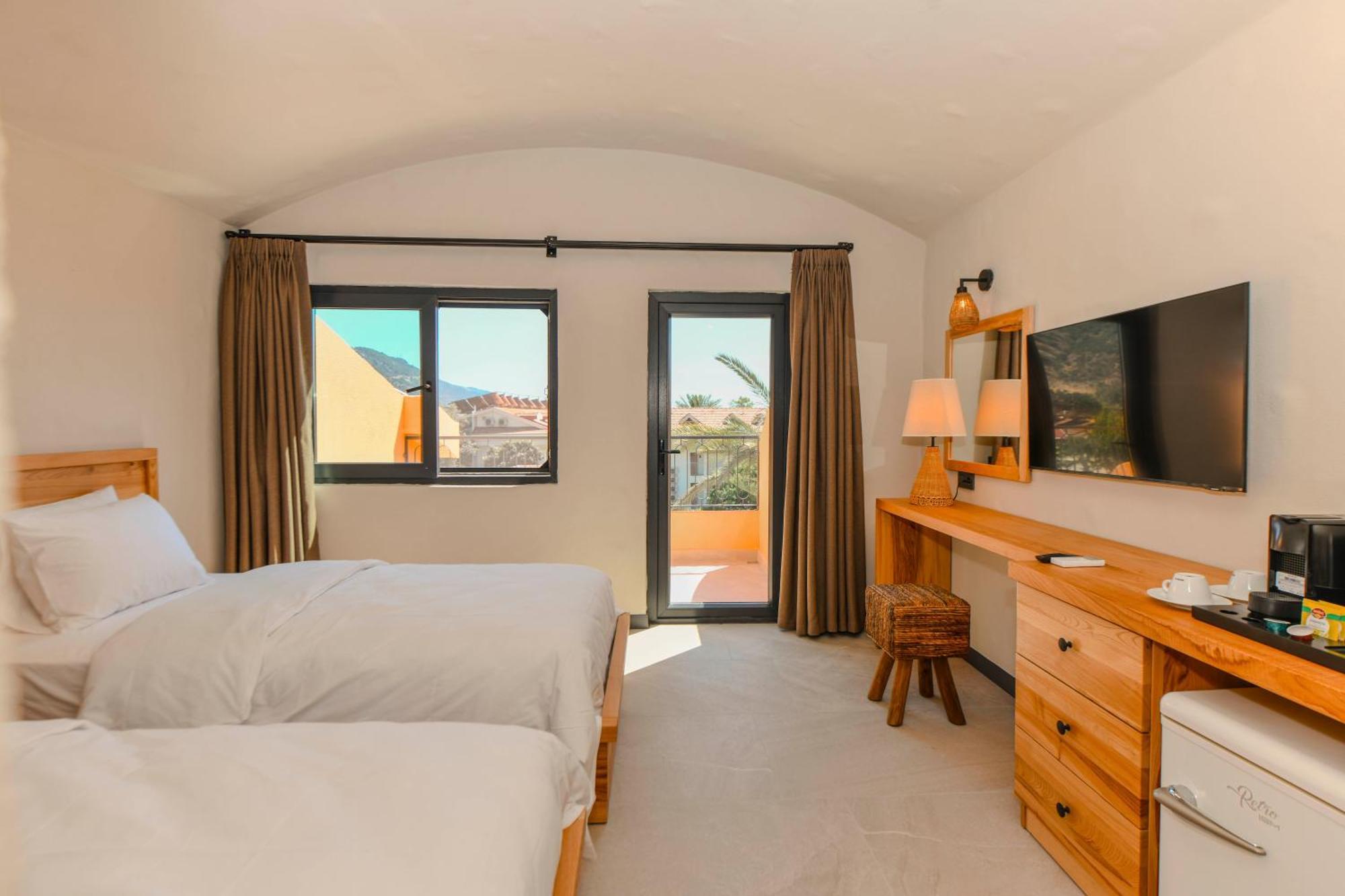 Twin Room with Pool View,1586118577:JPEG