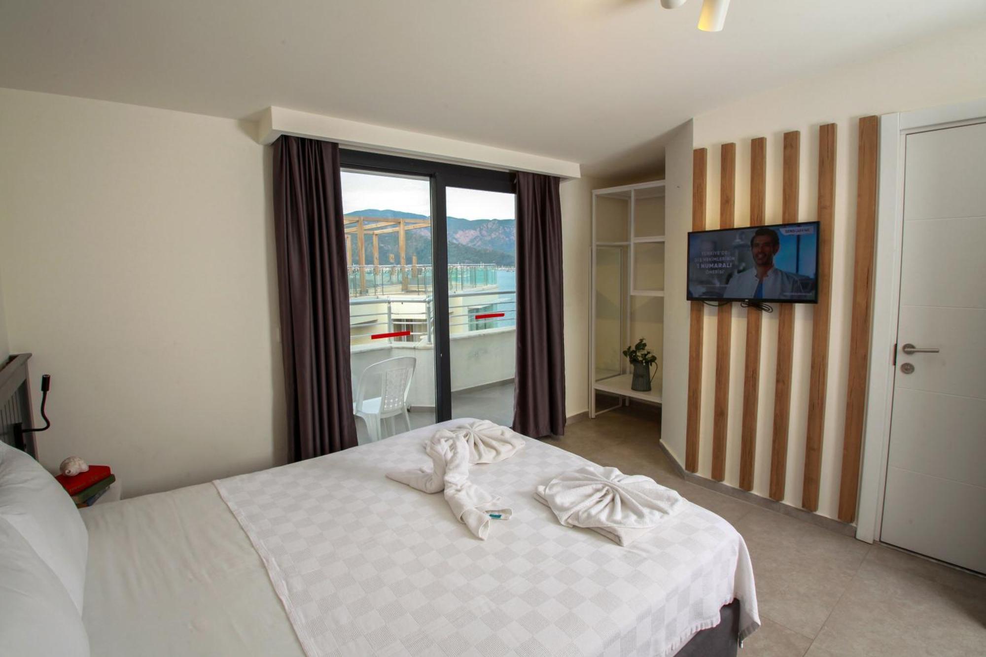 Deluxe Double Room with Side Sea View