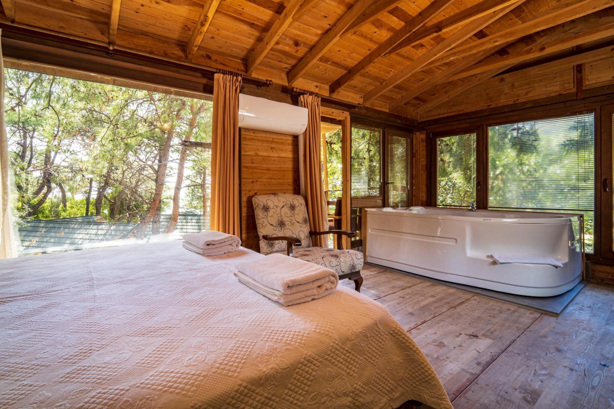 Queen House Jacuzzi