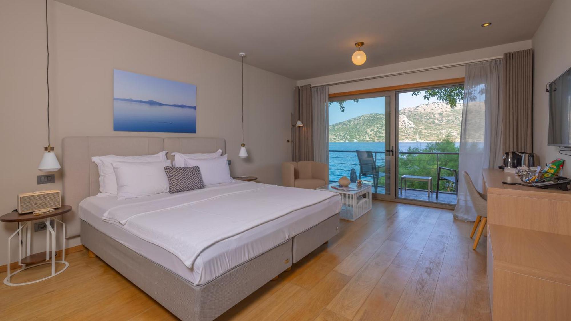 Deluxe Double Room with Balcony and Sea View,1742945347:JPEG