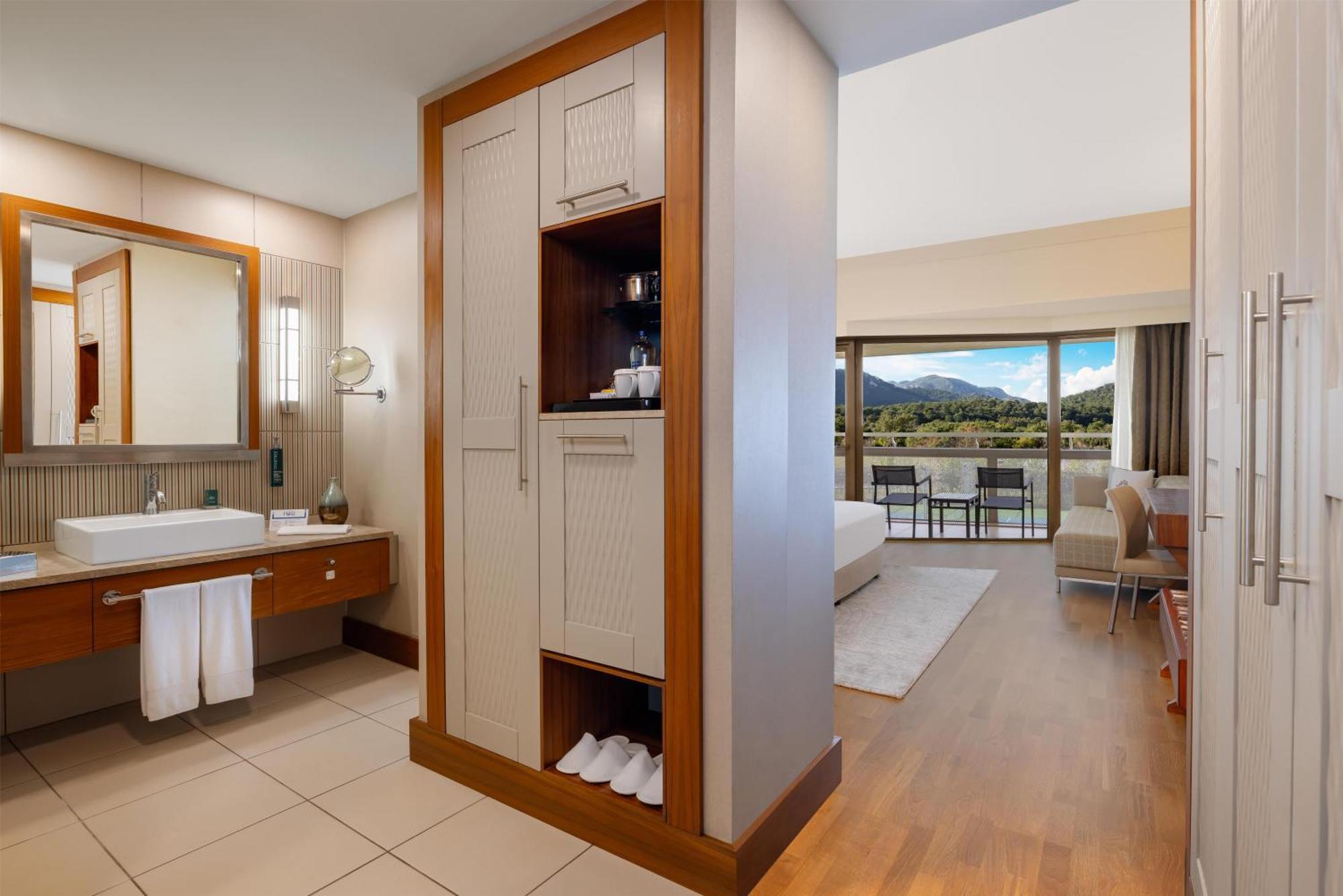 Zimmer mit Kingsize-Bett, Zugang zum Pool und Meerblick