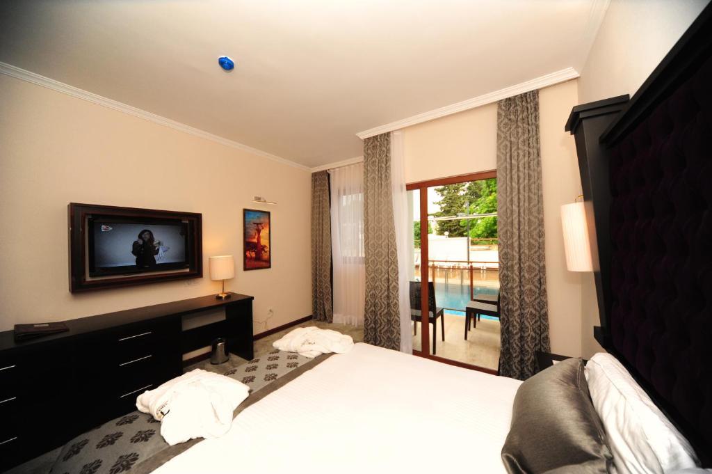 Deluxe Double Room Pool Access,32232406:JPEG