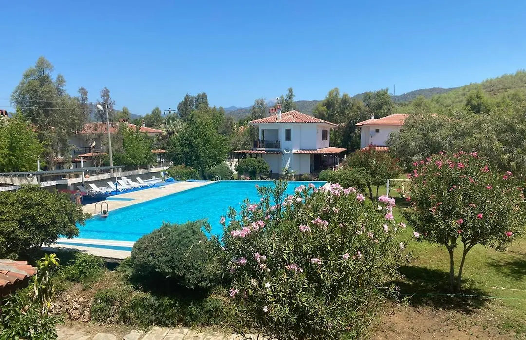 Havuzlu Sitede Cift Verandali Rahat Bir Villa-1