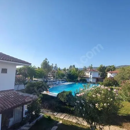 Havuzlu Sitede Cift Verandali Rahat Bir Villa-2