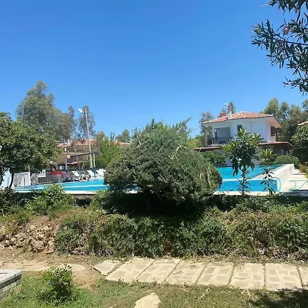 Havuzlu Sitede Cift Verandali Rahat Bir Villa-3