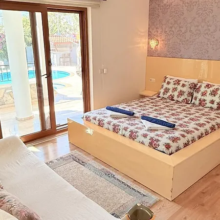 Hot Tub-Fireplace-Pets-Sleeps 11-Bbq-Pool-Parking-2