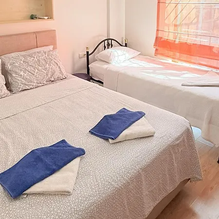 Hot Tub-Fireplace-Pets-Sleeps 11-Bbq-Pool-Parking-3