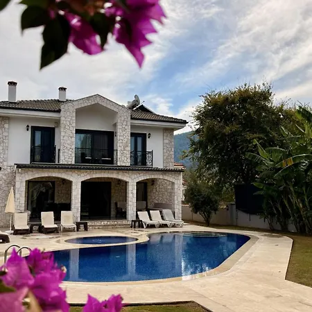 Villa-Sleeps 9-Parking-Pool-Bbq-Hot Tub-Pets-3