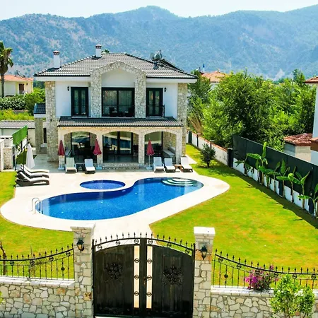 Villa-Sleeps 9-Parking-Pool-Bbq-Hot Tub-Pets-2