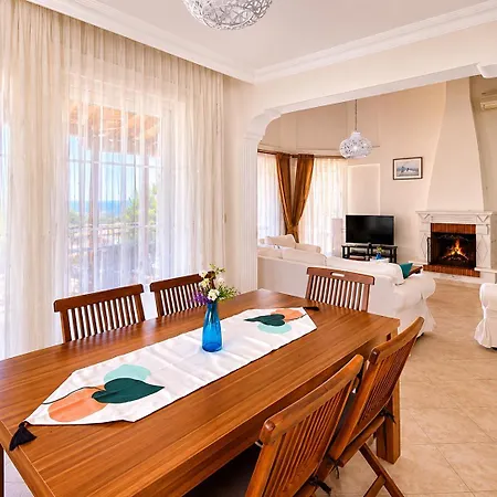 Villa Oasis: Private Pool Retreat with Garden-2
