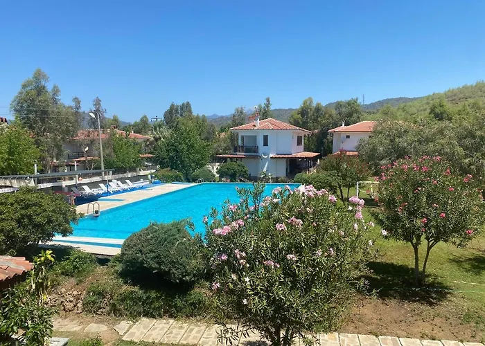 Havuzlu Sitede Cift Verandali Rahat Bir Villa Fethiye