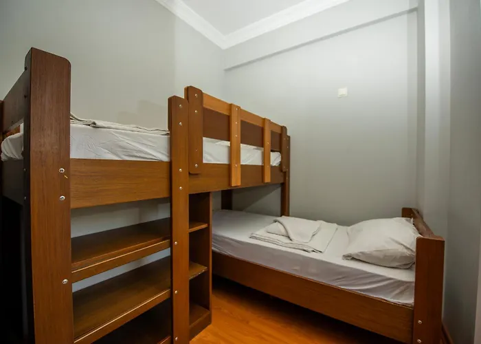 Hotels in de buurt van Amynthas-rotsgraven