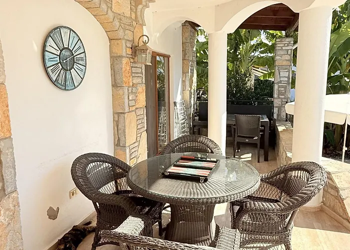 Hot Tub-Fireplace-Pets-Sleeps 11-Bbq-Pool-Parking Dalyan